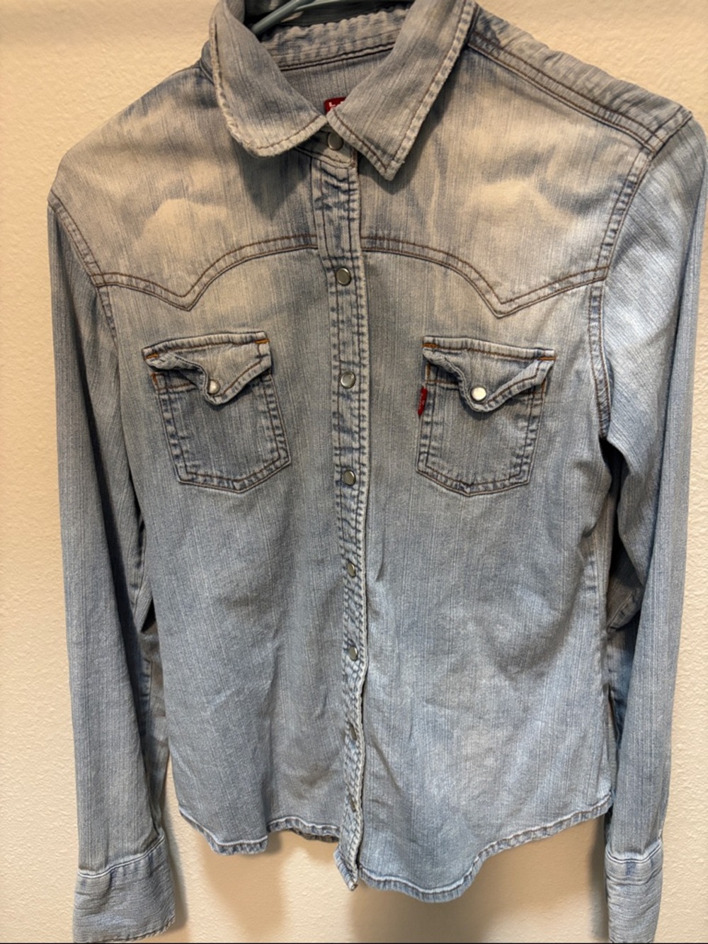 Levi's women's iconic Western denim shirt 
Medium